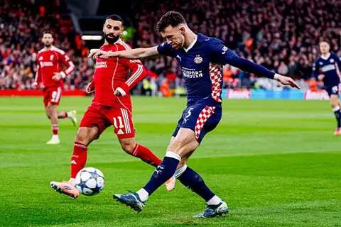 دقيقة بدقيقة.. صلاح أساسيا.. ليفربول 1-1 إيندهوفن.. تسديدة قوية